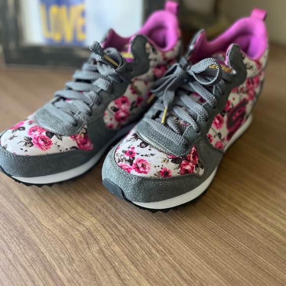 Skechers Shoes - NWOT women’s Skechers sz 8.5 sneakers, gray w/ pink floral + memory foam insoles